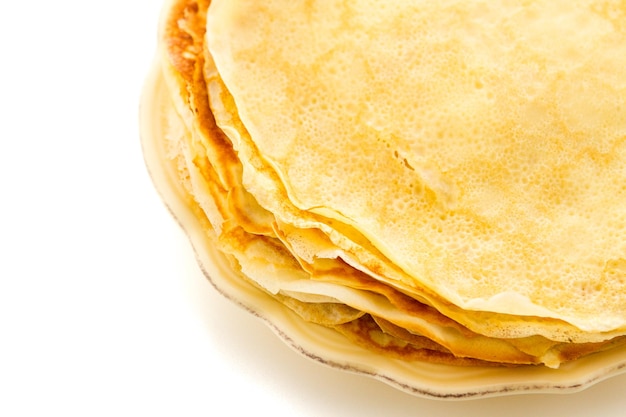 Crepes recém-caseiros em um fundo branco.