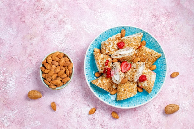 Crepes recheados com queijo cottage no café da manhã.