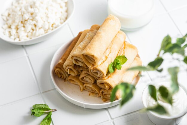 Crepes con requesón casero y cuajada de limón en un plato gris