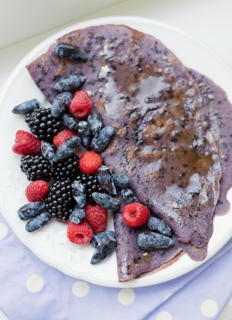 Crepes roxos com frutas e calda