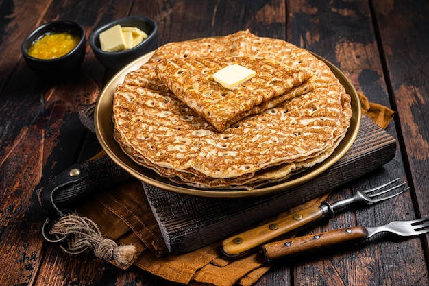 Crepes Ruso Blini con mantequilla en un plato Fondo de madera Vista superior