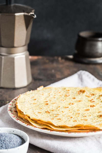 crepes de semillas de amapola (blinis). tortitas con semillas de amapola