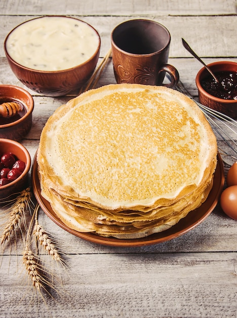 Foto crepes sind hausgemacht. pfannkuchen. selektiver fokus essen