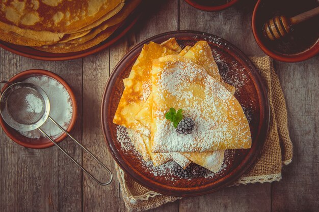 Los crepes son caseros. Panqueques. Enfoque selectivo Comida