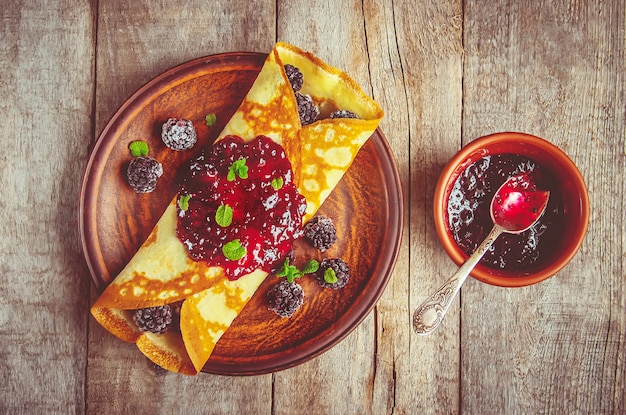 Los crepes son caseros. Panqueques. Enfoque selectivo Comida