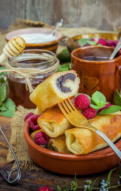 Crepes y té en un fondo de madera. Enfoque selectivo