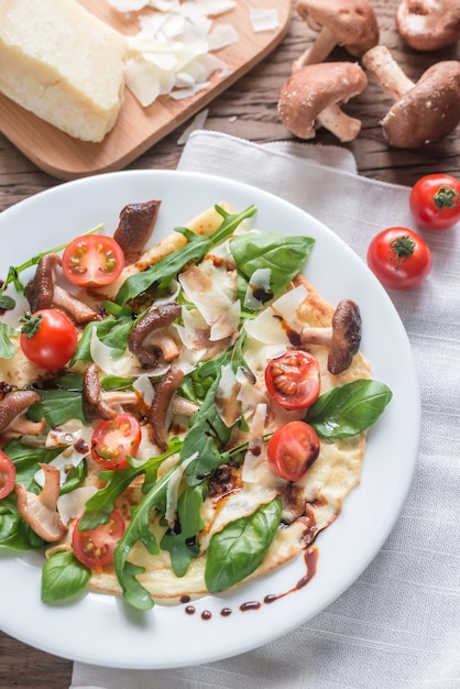 Crepes con tomates cherry, queso, champiñones y rúcula