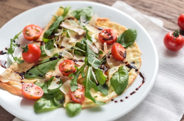 Crepes con tomates cherry, queso italiano y rúcula