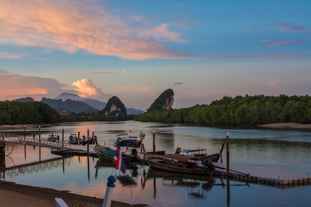 Crepúsculo atardecer en Krabi, Tailandia