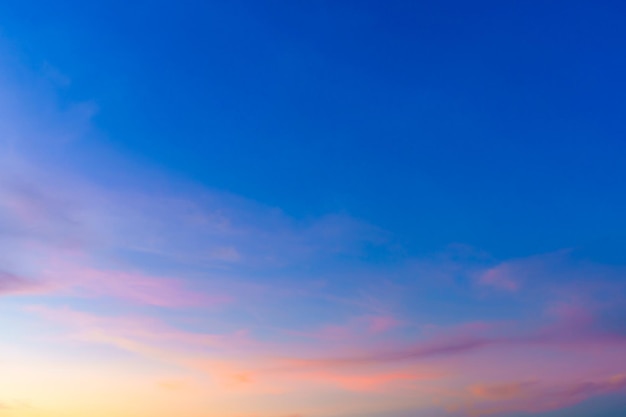 Crepúsculo azul brilhante e laranja amarelo céu dramático do sol no campo ou na praia textura colorida do cloudscape com nuvens brancas fundo do ar.