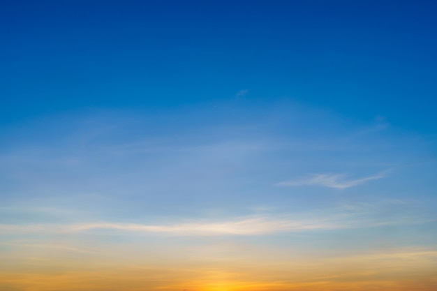 Crepúsculo azul brillante y naranja cielo espectacular puesta de sol en el campo o la playa textura colorida con nubes con fondo de aire de nubes blancas.