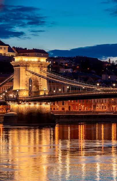 Crepúsculo en Budapest, el Puente de las Cadenas sobre el Danubio, el reflejo de las luces nocturnas en el agua