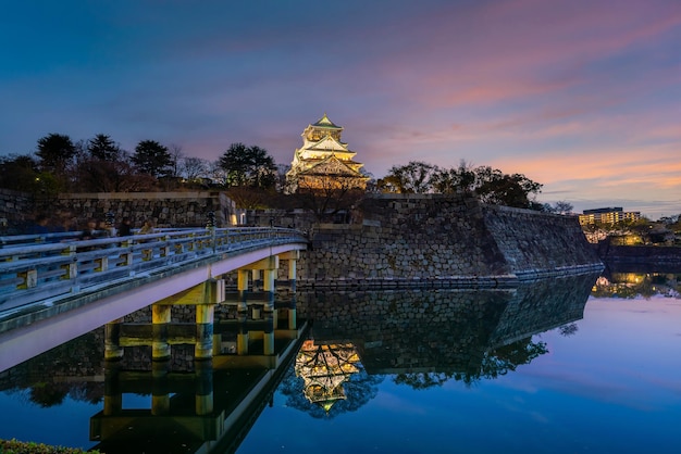 Crepúsculo en el castillo de Osaka durante la temporada de los cerezos en flor