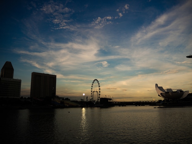Crepúsculo cerca del río de Singapur
