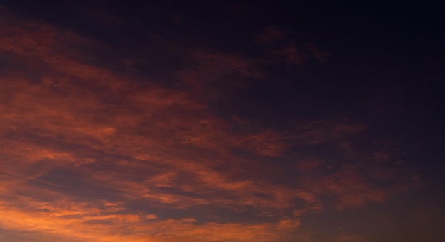 Crepúsculo del cielo del atardecer en la noche después de la puesta del sol