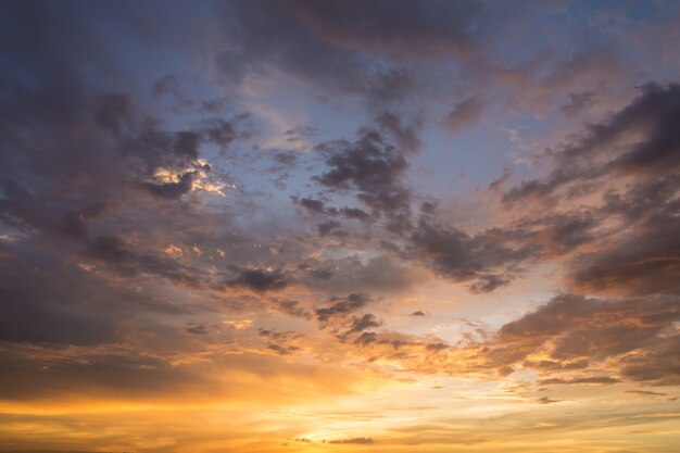 Crepúsculo com nuvens