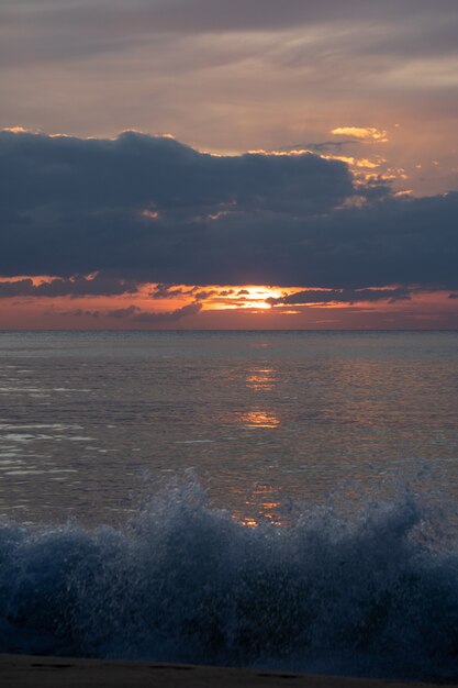 Crepúsculo, de, pôr do sol, em, a, mar, céu bonito, em, ilha andaman, tailandia