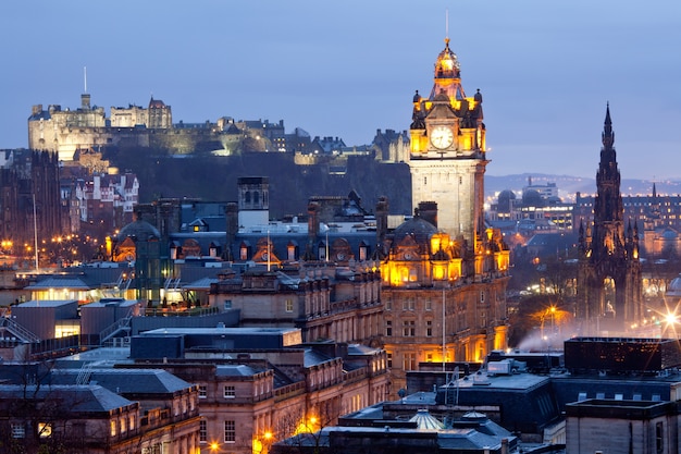 Crepúsculo de Skylines de Edimburgo