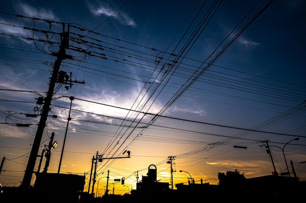 Foto crepúsculo e fios elétricos