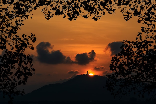 Crepúsculo lindo e montanha