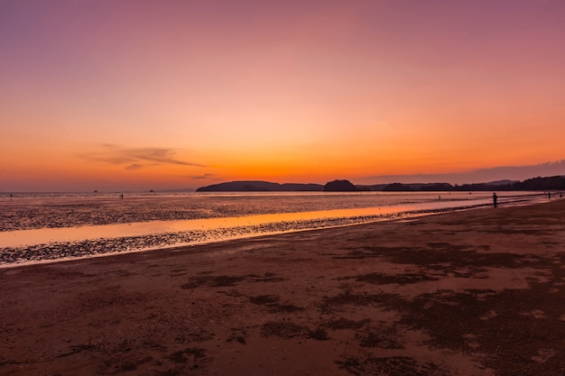 Crepúsculo luz da praia de nopparat thara