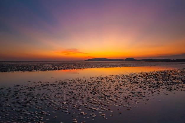 Crepúsculo luz da praia de Nopparat Thara