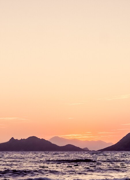 Crepúsculo de la naturaleza y concepto de vacaciones de playa vintage atardecer de verano en el paisaje marino de la costa del mar mediterráneo y vistas a la montaña