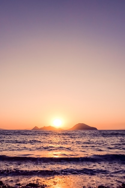 Crepúsculo de la naturaleza y concepto de vacaciones de playa vintage atardecer de verano en el paisaje marino de la costa del mar mediterráneo y vistas a la montaña