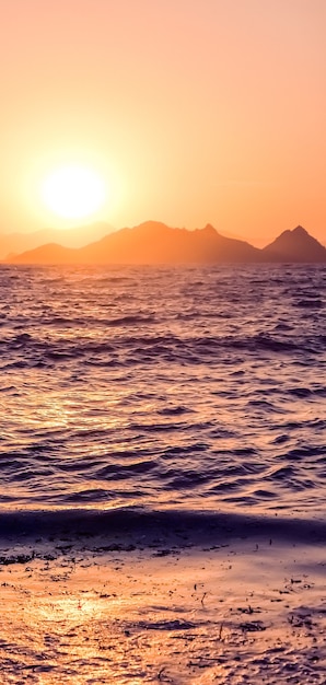 Crepúsculo de la naturaleza y concepto de vacaciones de playa vintage puesta de sol de verano en los mares de la costa del mar mediterráneo ...