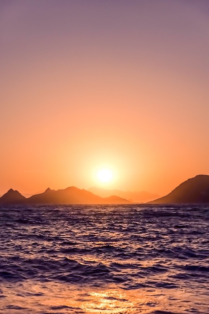 Crepúsculo de la naturaleza y concepto de vacaciones de playa vintage puesta de sol de verano en los mares de la costa del mar mediterráneo ...