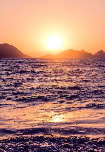 Crepúsculo de la naturaleza y concepto de vacaciones de playa vintage puesta de sol de verano en los mares de la costa del mar mediterráneo ...