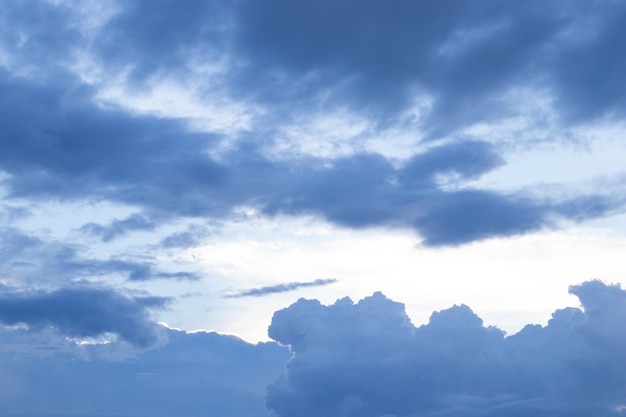 Crepúsculo oscuro del cielo nublado en la estación de lluvias.