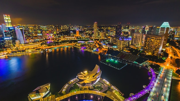 Crepúsculo paisagem colorida reflexão rio singapura à noite foco seletivo