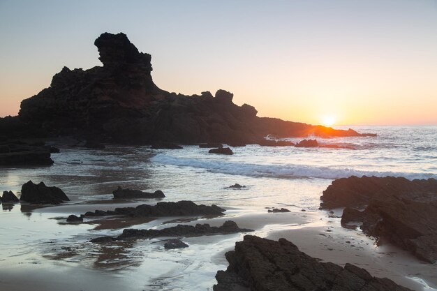 Crepúsculo en la playa de Castelejo, Algarve, Portugal