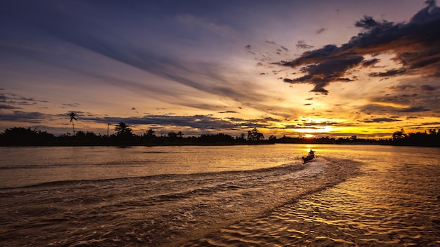 crepúsculo pôr do sol no rio