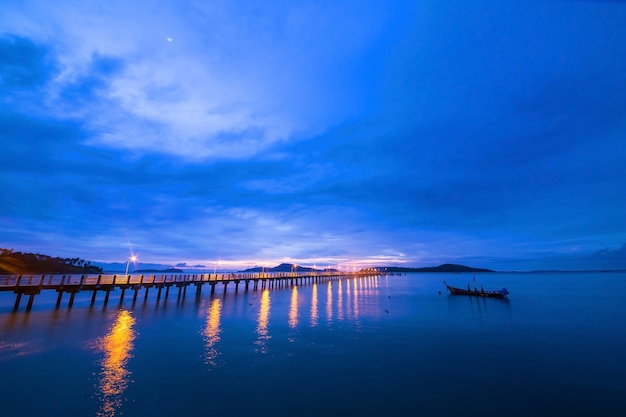 Crepúsculo del puente en el mar.