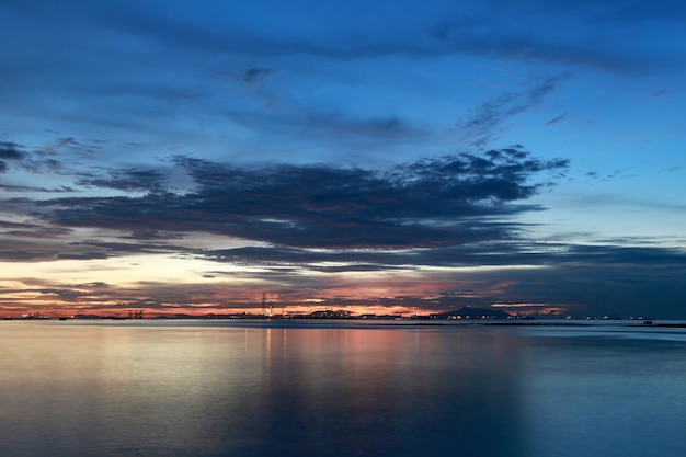 Crepúsculo de la puesta del sol del mar en Tailandia.