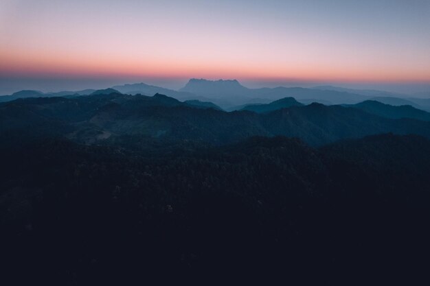 Crepúsculo Puesta de sol tras puesta de sol en el cielo en el bosque