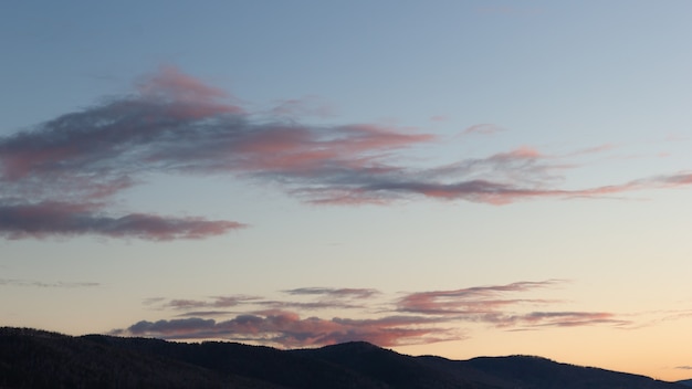 Crepúsculo silueta de montañas con hermosas nubes al atardecer