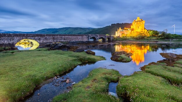 Crepúsculo sobre o lago no Castelo de Eilean Donan, na Escócia, Reino Unido