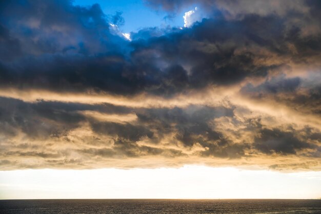 Crepúsculo sobre o mar mediterrâneo