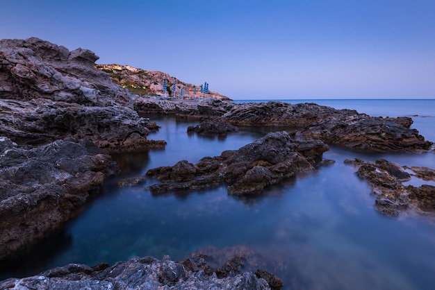 Crepúsculo sobre Rocky Beach y acantilados en Rhodes IslandGreece