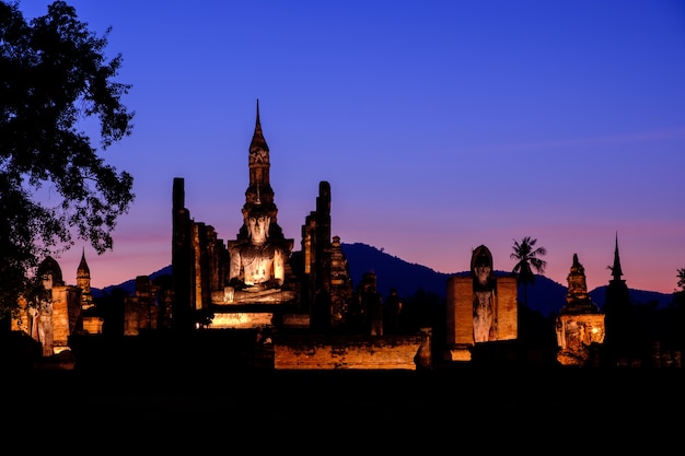 Crepúsculo de la tarde del paisaje en el parque histórico de Sukhothai, Tailandia