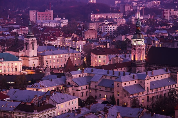 Crepúsculo vista de la ciudad europea weatern Lviv, fondo de arquitectura