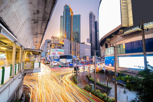 Crepúsculo vista paisaje urbano edificios comerciales y condominios modernos en el área de la intersección Asoke Bangkok Tailandia