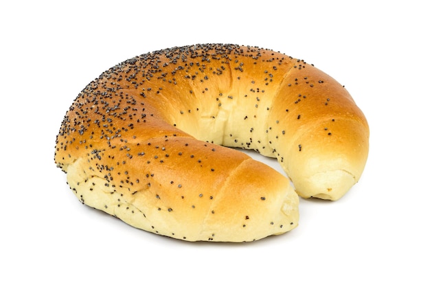 Crescent Roll mit Mohn auf weißem Hintergrund