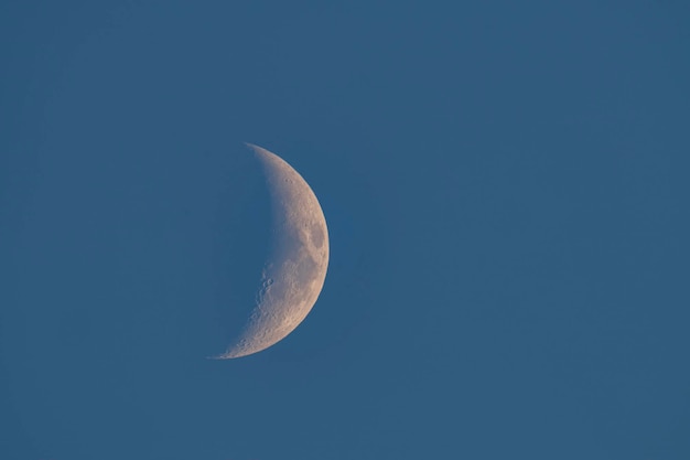 Crescente lua crescente no céu da noite.