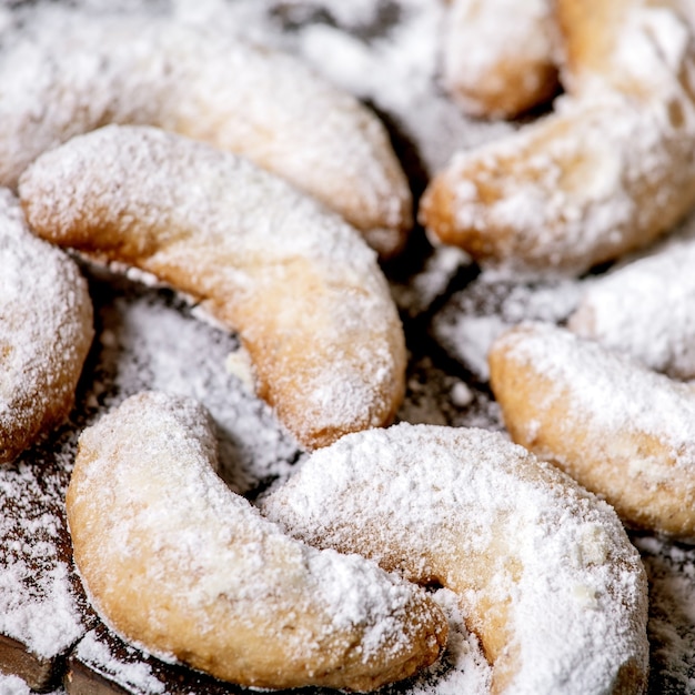 Crescentes de baunilha de biscoitos de massa quebrada de Natal com açúcar de confeiteiro. Vista do topo