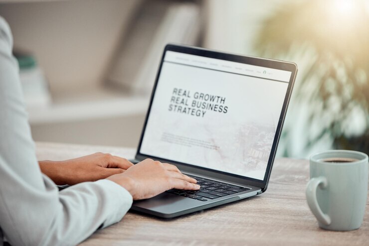 Foto crescimento da estratégia ou plano de publicidade no laptop com empresária corporativa trabalhando na apresentação de marketing para empresa de inicialização funcionário de gerenciamento lendo e-mail na mesa em seu escritório em casa