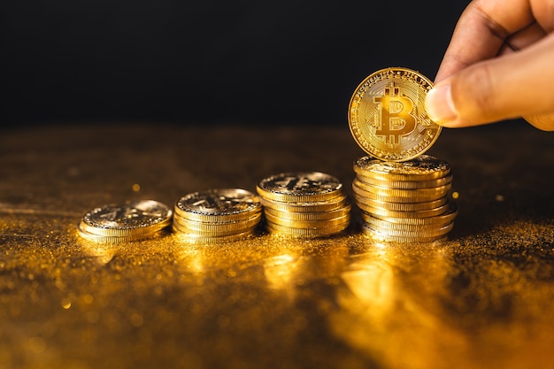 Crescimento de bitcoin, moedas de bitcoin empilhadas em fundo de ouro preto